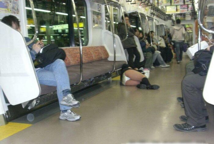 I take a picture of amateur girls who are drunk and sleeping well in clothes 13th image