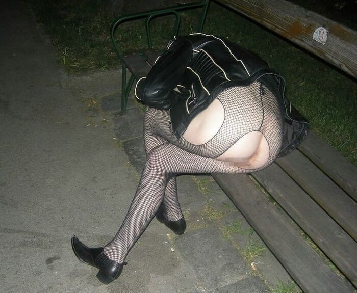 I take a picture of amateur girls who are drunk and sleeping well in clothes 16th image