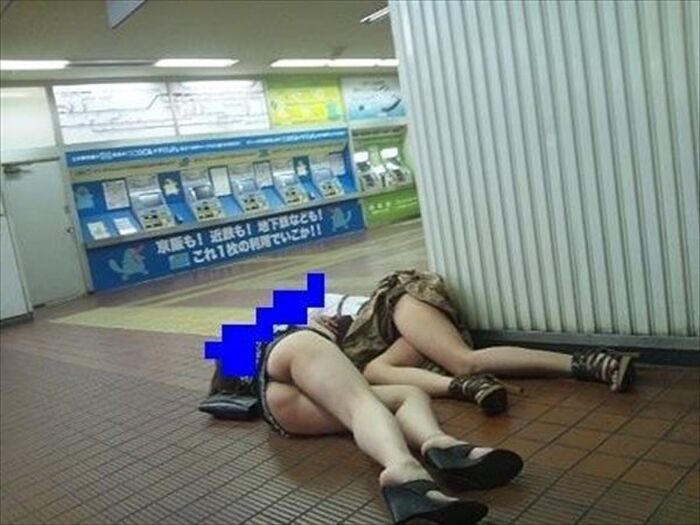 I take a picture of amateur girls who are drunk and sleeping well in clothes 17th image