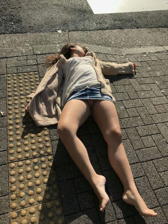 I take a picture of amateur girls who are drunk and sleeping well in clothes 3th image