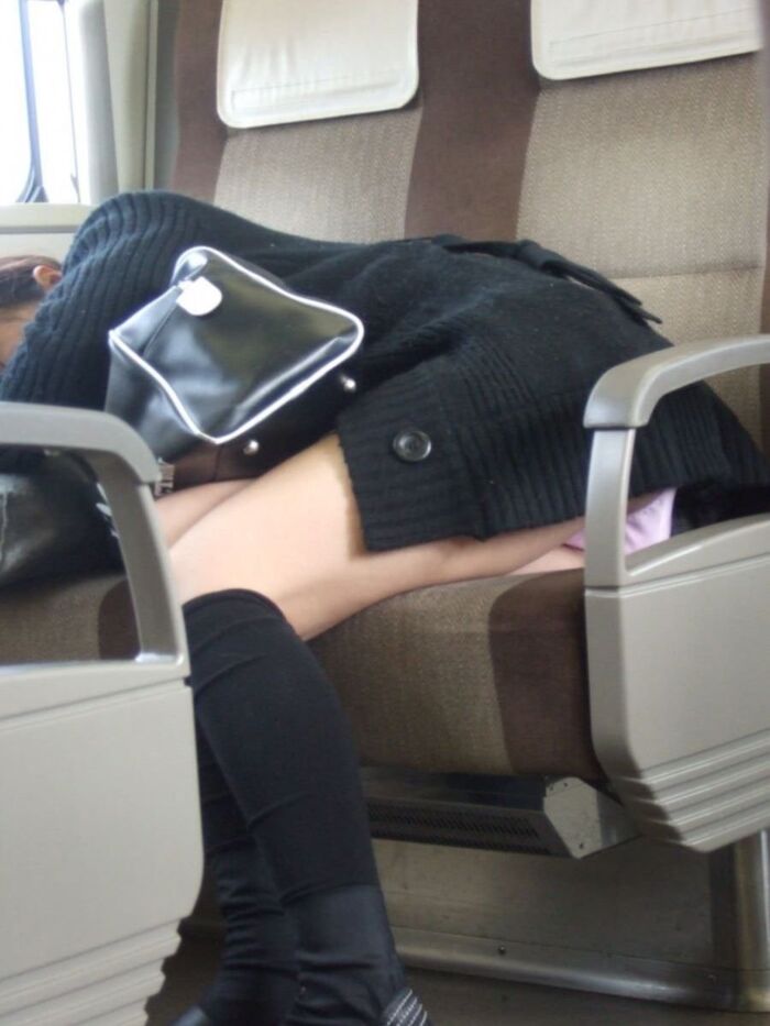 I take a picture of amateur girls who are drunk and sleeping well in clothes 5th image