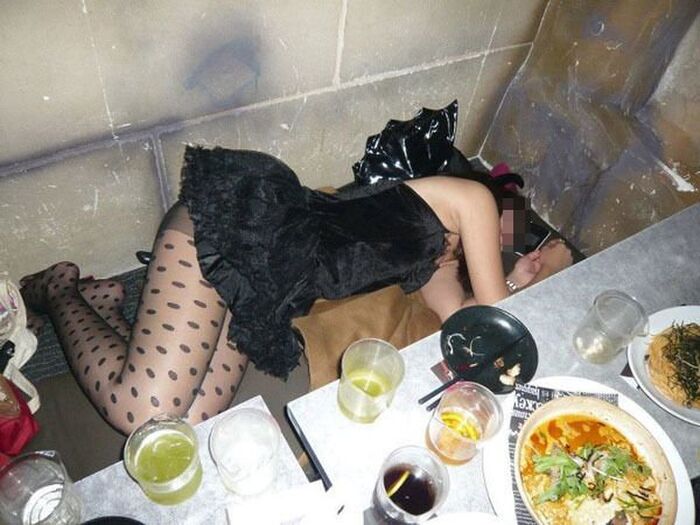 I take a picture of amateur girls who are drunk and sleeping well in clothes 8th image