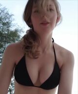 Popular Dutch YouTuber ElafLaya shows off first swimsuit