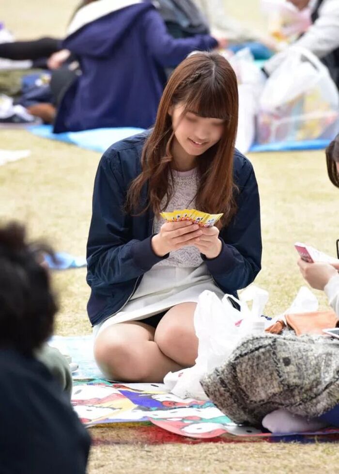 Cherry blossom viewing panchira of amateur girls who can enjoy cherry blossoms and pants at the same time 14th image