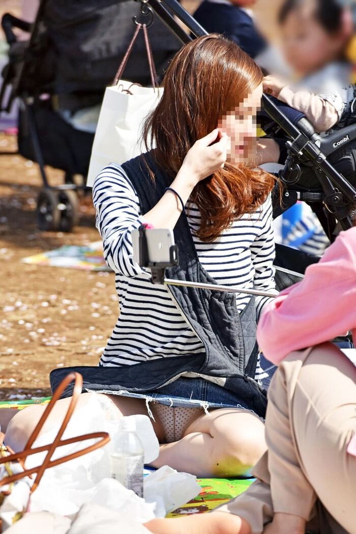 Cherry blossom viewing panchira of amateur girls who can enjoy cherry blossoms and pants at the same time 15th image