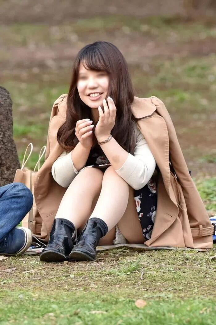 Cherry blossom viewing panchira of amateur girls who can enjoy cherry blossoms and pants at the same time 17th image