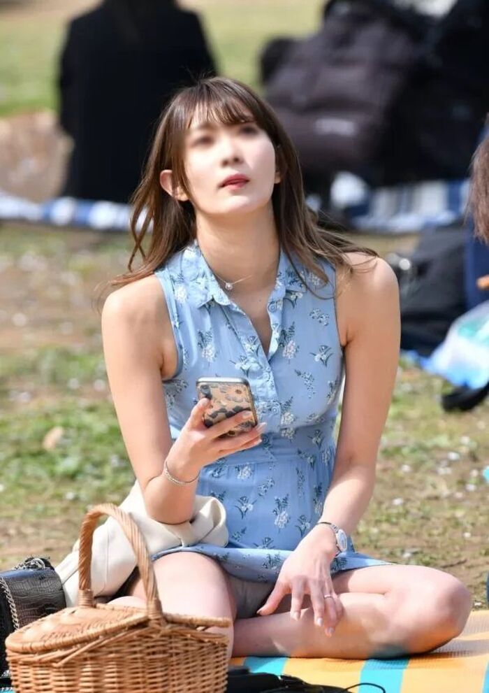 Cherry blossom viewing panchira of amateur girls who can enjoy cherry blossoms and pants at the same time 5th image