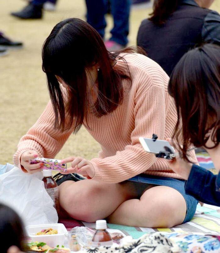 Cherry blossom viewing panchira of amateur girls who can enjoy cherry blossoms and pants at the same time 7th image