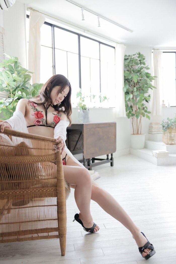 190 erotic images of Yui Hatano Busty Older Sister AV Actress Slender Swimsuit Selfie Collected 40th image