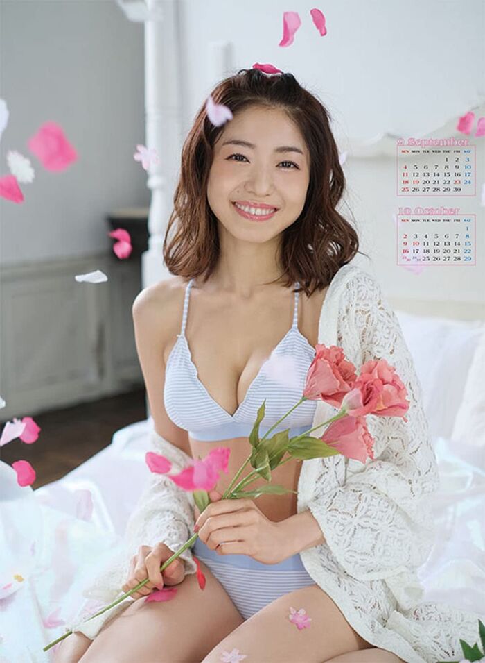 【Image】Shizuka Nakamura (33), semi-nude boldly shown in the latest photo book! The naked cut of the 'monthly' that I attacked the most so far is too sexy! 14th image