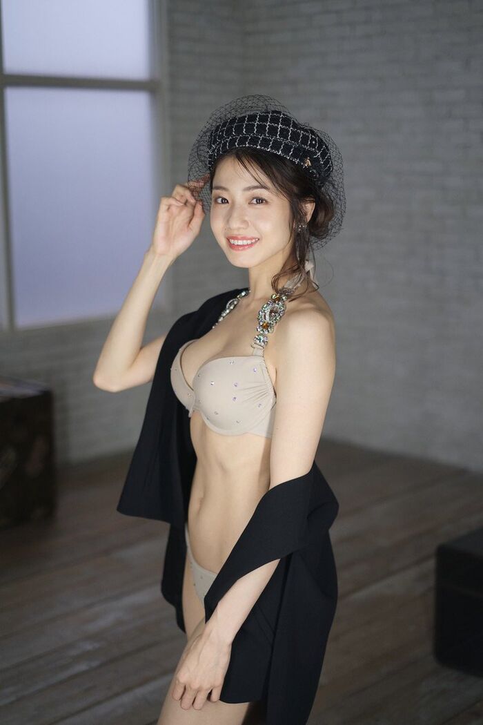 【Image】Shizuka Nakamura (33), semi-nude boldly shown in the latest photo book! The naked cut of the 'monthly' that I attacked the most so far is too sexy! 15th image